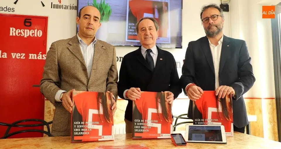 Jesús Juanes, presidente provincial de Cruz Roja, en el centro junto a Javier Vicente, coordinador provincial, y Carlos Santos, secretario provincial. Foto de Lydia González