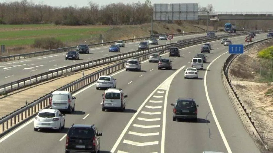 Imagen de archivo de vehículos circulando por una autovía