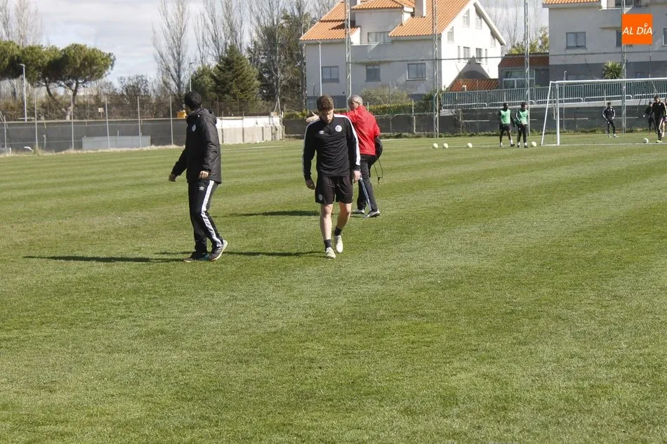 Amaro se retira del entrenamiento unos minutos antes que el resto de sus compañeros tras sufrir un golpe