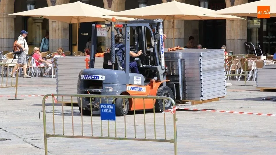 Un operario trabajando en la Plaza Mayor