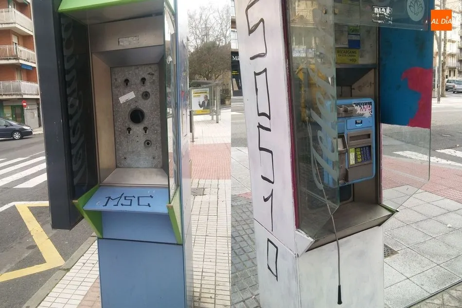 Dos de las cabinas telefónicas que todavía quedan en la ciudad