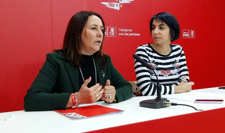 La procuradora del PSOE por Salamanca, Rosa Rubio, acompañado por la portavoz del Grupo Socialista en el Ayuntamiento de Carbajosa de la Sagrada, Sara Sánchez