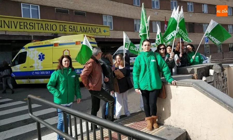 Concentración de Satse ante la puerta del Clínico. Foto de Lydia González