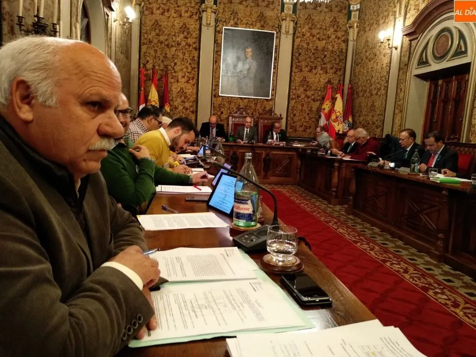 Instante del Pleno. De amarillo, el diputado proponente, Carlos Fernández Chanca