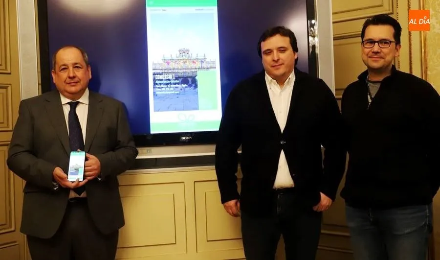 El concejal de Innovación, Comercio y Mercados, Ricardo Ortiz Ramos, a la izquierda, en la presentación de la app. Foto de Lydia González