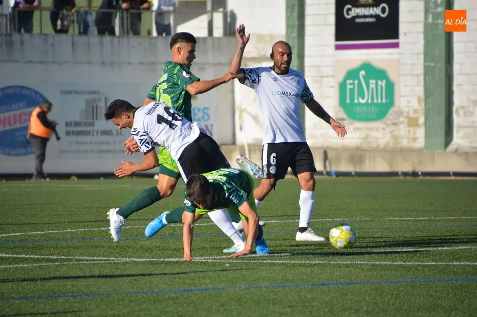 Una disputa por el esférico en el duelo disputado en el Municipal