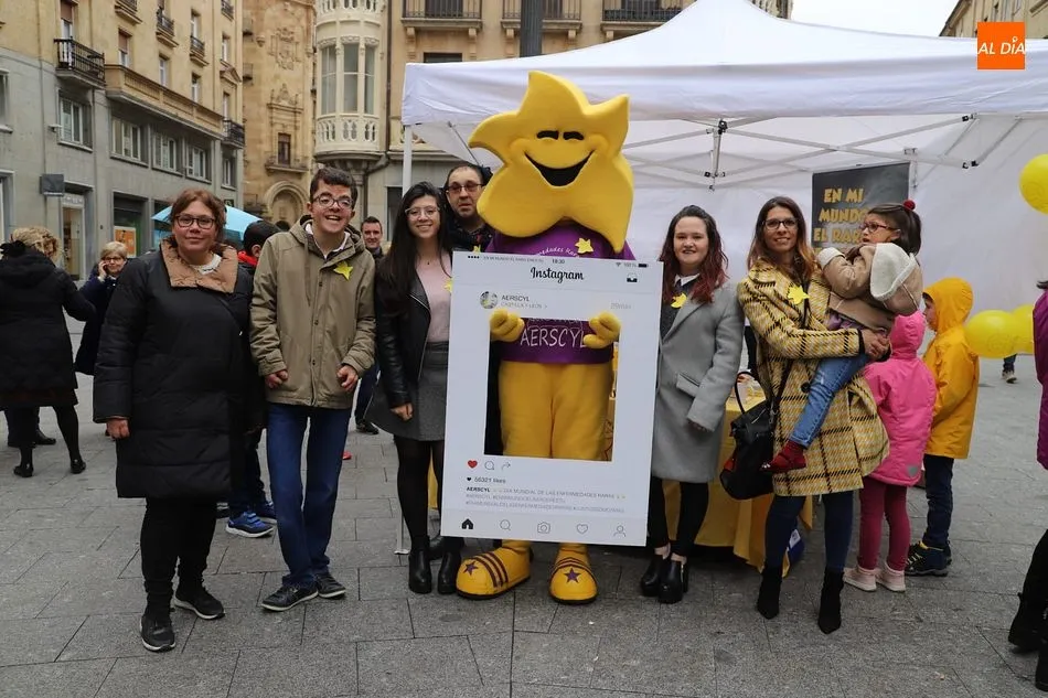 La Plaza del Liceo acoge un divertido photocall con la presencia de Brillantina