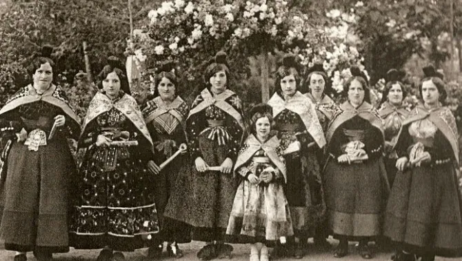 Las mujeres con sus trajes de fiesta en Candelario