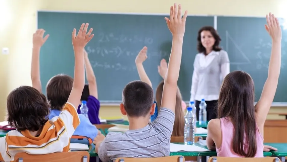 Un grupo de alumnos levantan la mano durante una clase / Archivo