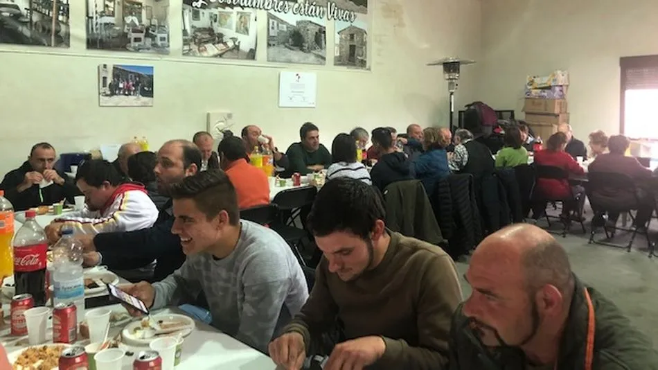 Los vecinos de Gejo de los Reyes disfrutarán todos los meses de una comida con los productos de la matanza / Fotos: Alexandra M.