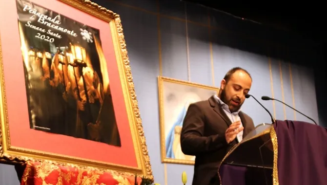 La presentación del cartel anunciador de la Semana Santa tenía lugar en el Teatro del CDS y corría a cargo de Raúl Blázquez