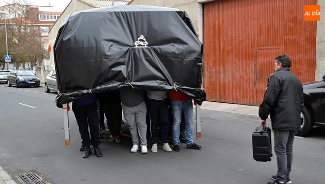 Los Hermanos de Carga de la cofradía de Jesús Nazareno ensayaban con su trono este fin de semana