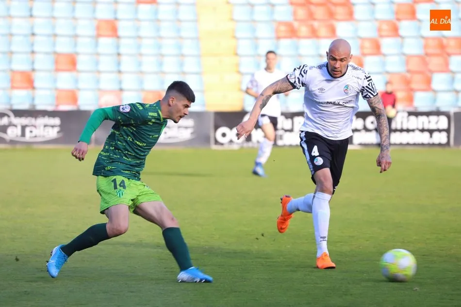 Una acción del derbi disputado en el Helmántico