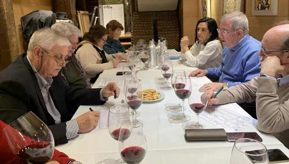 Momento de la cata dirigida por Juan Manuel Hernández / JAVIER BRAGADO