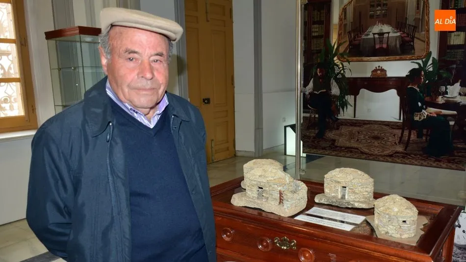 Julio Calderón muestra sus pequeñas construcciones en piedra de granito / E. Corredera