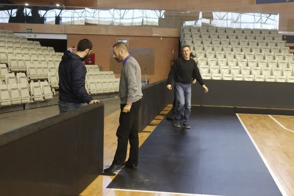 Operarios trabajando en el Multiusos