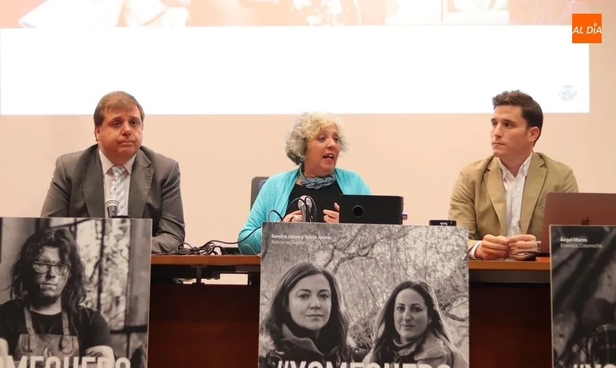 La subdelegada del Gobierno, Encarnación Pérez, junto con el presidente de Correos, Juan Manuel Serrano, presenta la plataforma de venta on line de productos locales de Correos Market. Foto de Javier Herrero