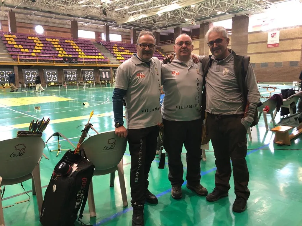 Menéndez (en el medio), en la competición