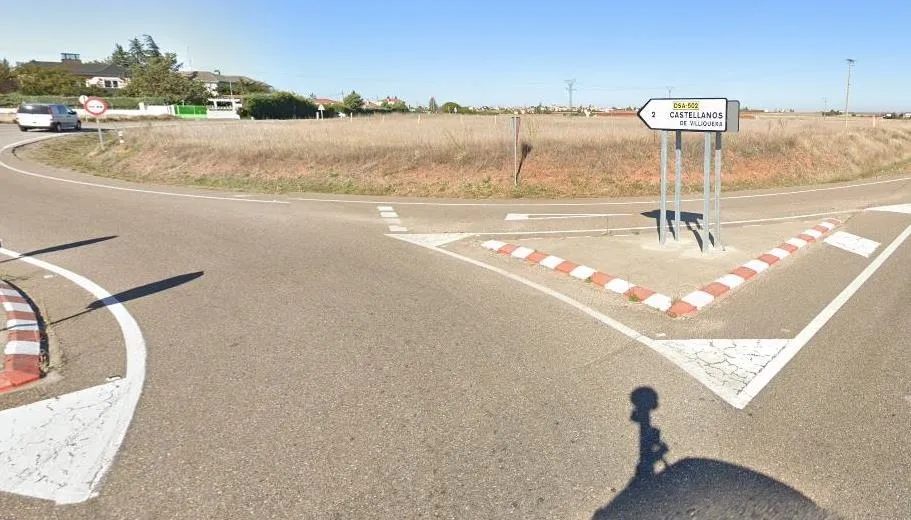 Cruce de entrada a Castellanos de Villiquera| Foto: Google Maps