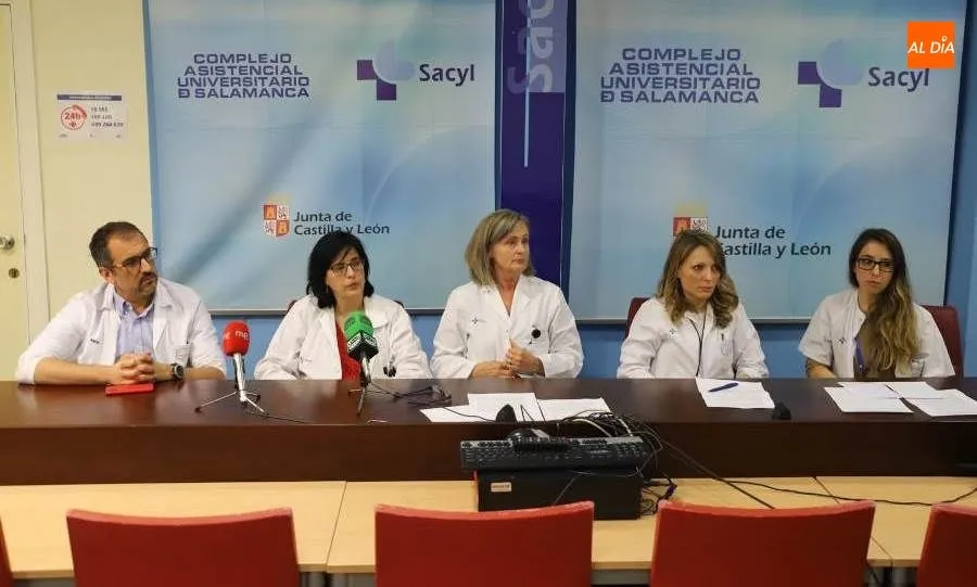 La jefa de servicio de Obstetricia y Ginecología, María José Doyague, junto a Verónica Sancho de Salas, Sandra Bustillo, María de Marino y Javier Corredera, en esta rueda de prensa. Foto de Lydia González