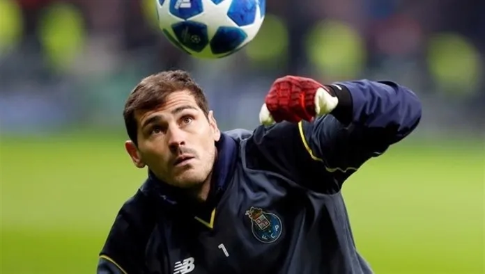 Casillas despeja un balón