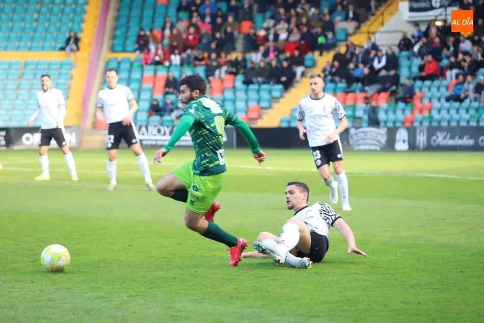 Crespo realiza una entrada en el derbi con el Guijuelo