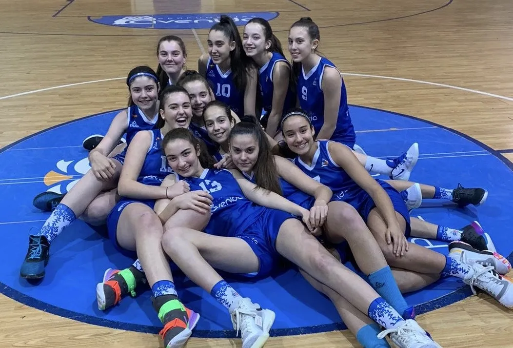 Las jugadoras del Avenida posan ante las cámaras