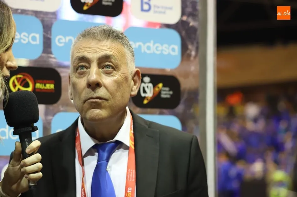 Ortega atiende a Teledeporte antes de que arranque el encuentro