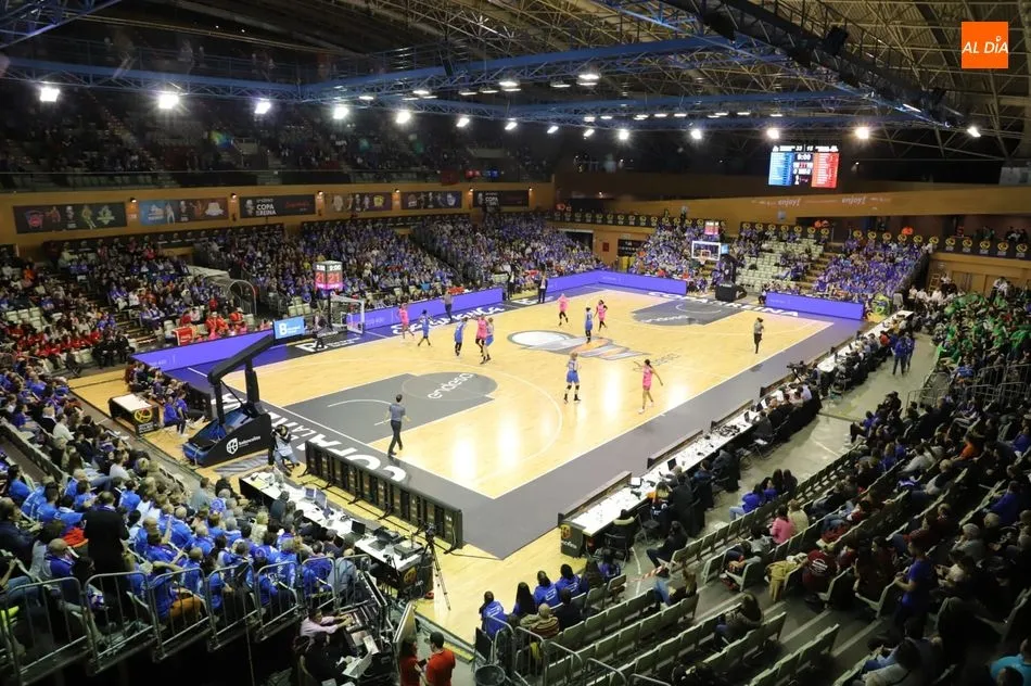 El Multiusos, con una gran entrada en el partido del Avenida / Lydia González