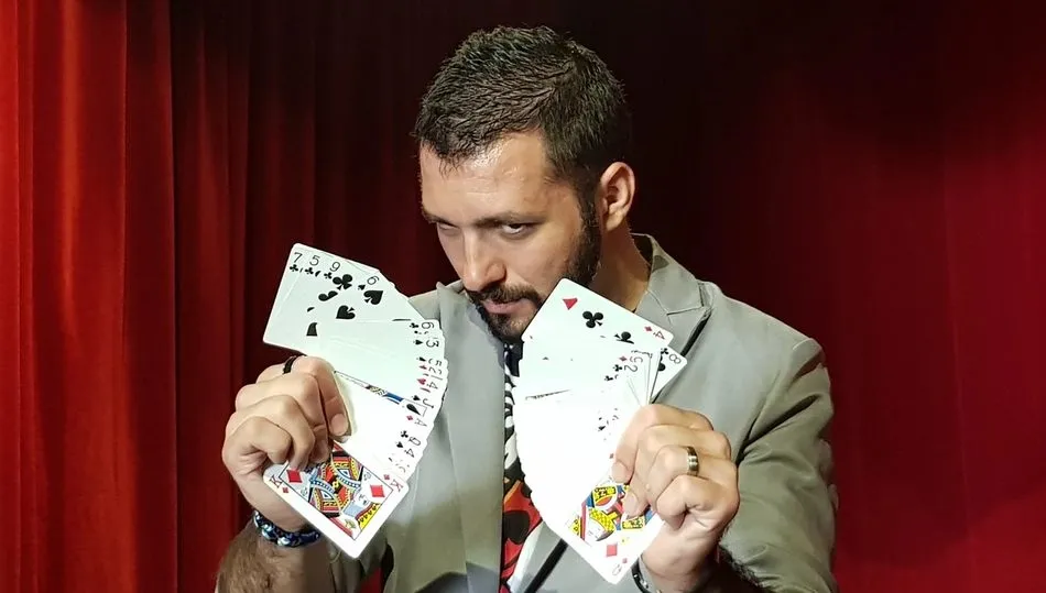 El Trastero de Vitigudino inicia la temporada con la actuación del mago Vari  