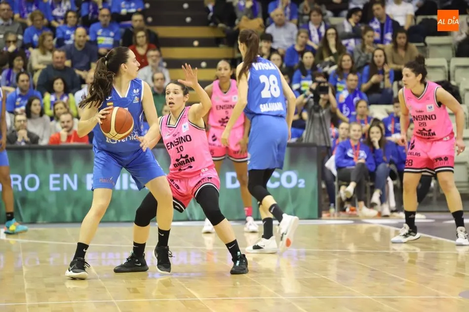 Cazorla, con el balón en las manos