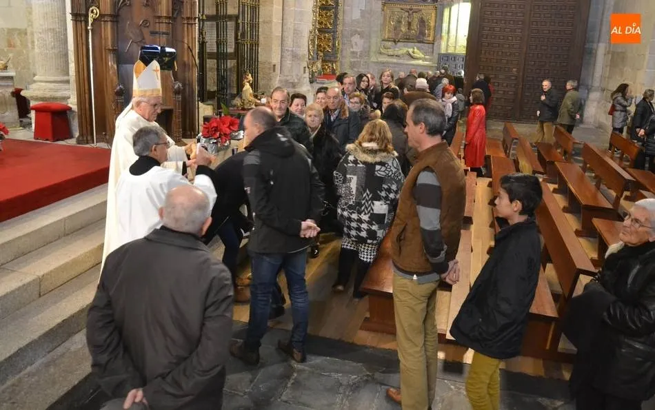 Fieles comulgando en la Catedral de Salamanca. Foto: Archivo
