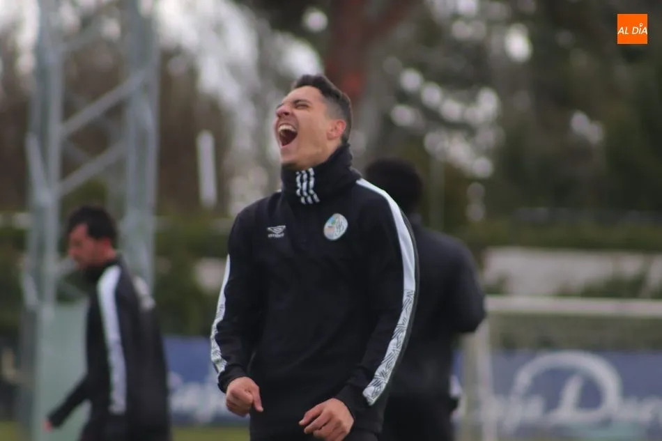 Gio se ríe en un entrenamiento de esta semana