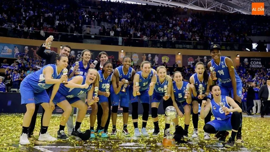 El Avenida celebra el hecho de haber ganado la Copa / Lydia González