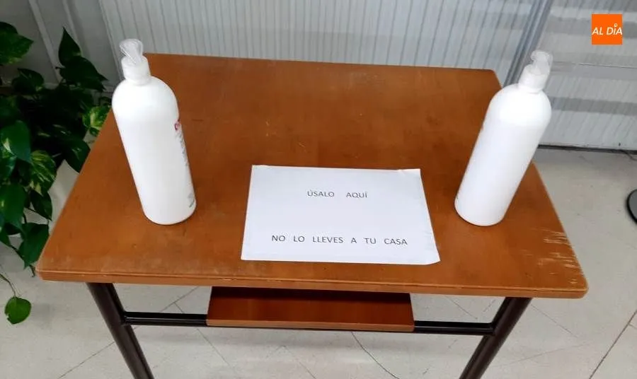 Desinfectantes para las manos en la Facultad de Educación de la USAL