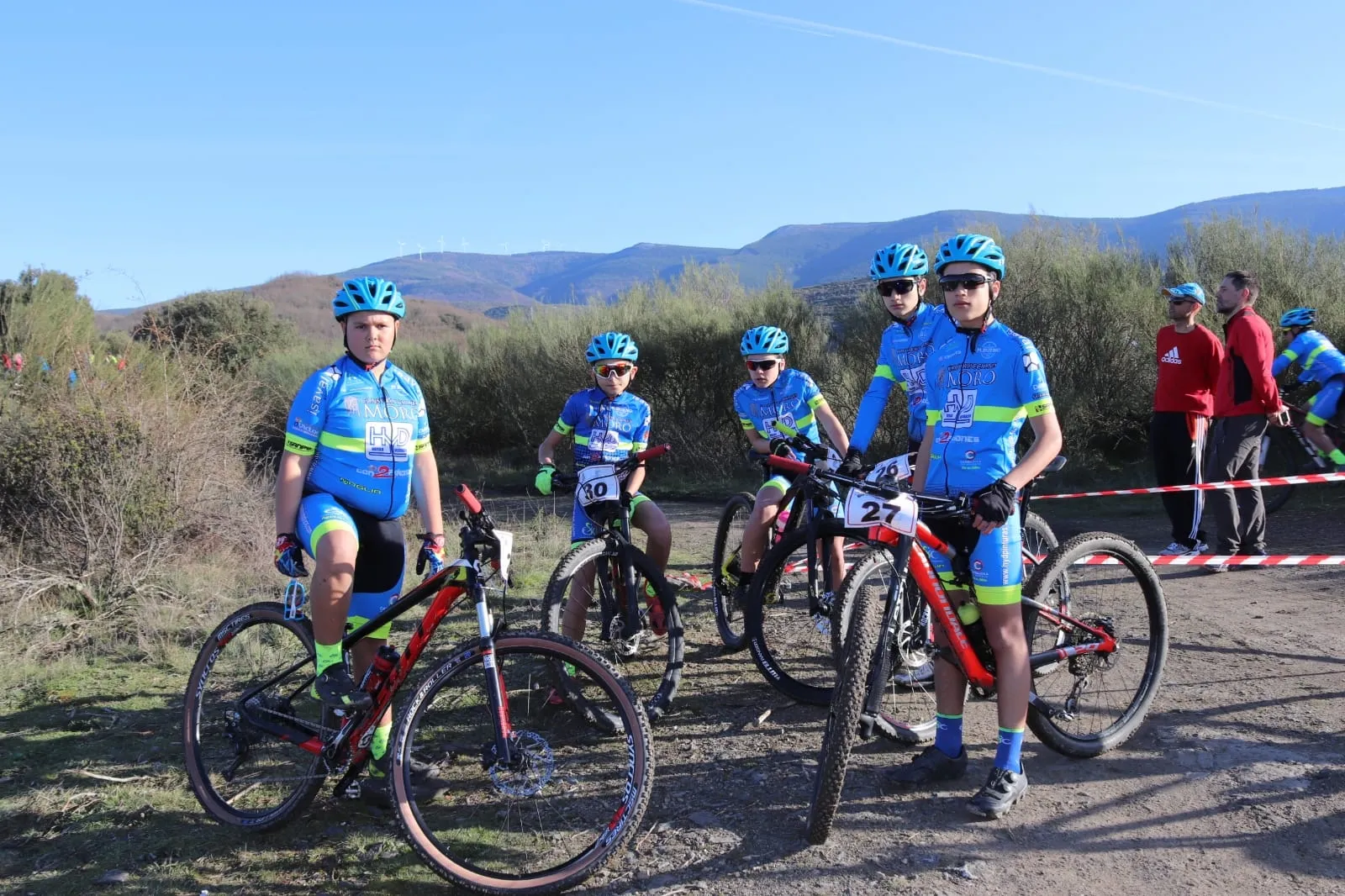 Varios corredores de la Escuela