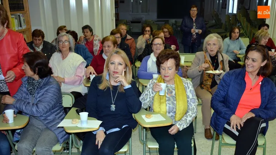 El encuentro incluyó un café, refrescos y dulces / E. Corredera
