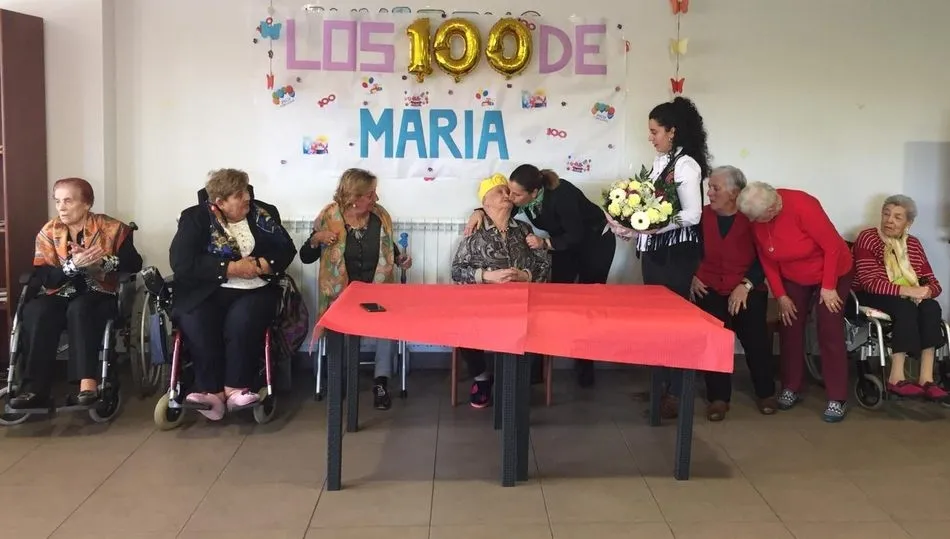 Las empleadas de la residencia le colocaban la corona de reina por un día y le hacían entrega de un bonito ramo de flores