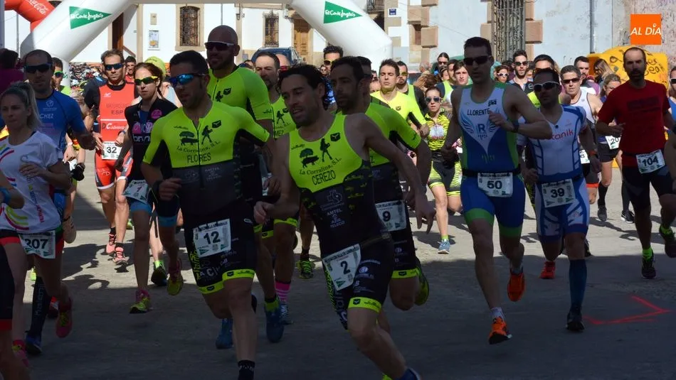 Salida de la carrera a pie del duatlón celebrado en Lumbrales el pasado año / E. Corredera