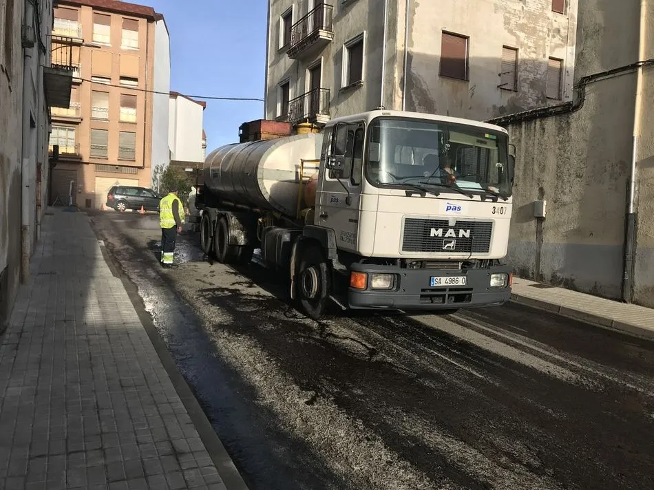 El Ayuntamiento continúa con el plan de reasfaltado de calles en la villa