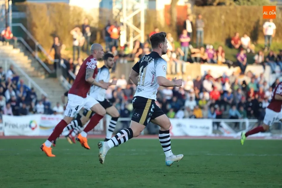Un momento del derbi entre el Salamanca UDS y Unionistas en Las Pistas