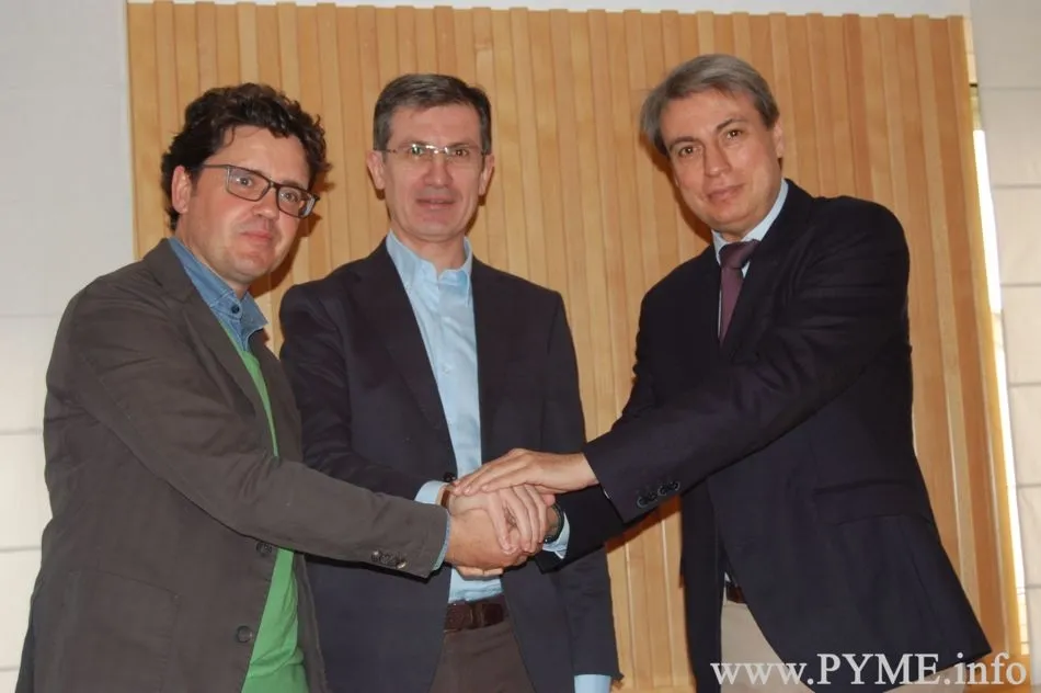 Los representantes de ambos colectivos, tras la firma de la adhesión