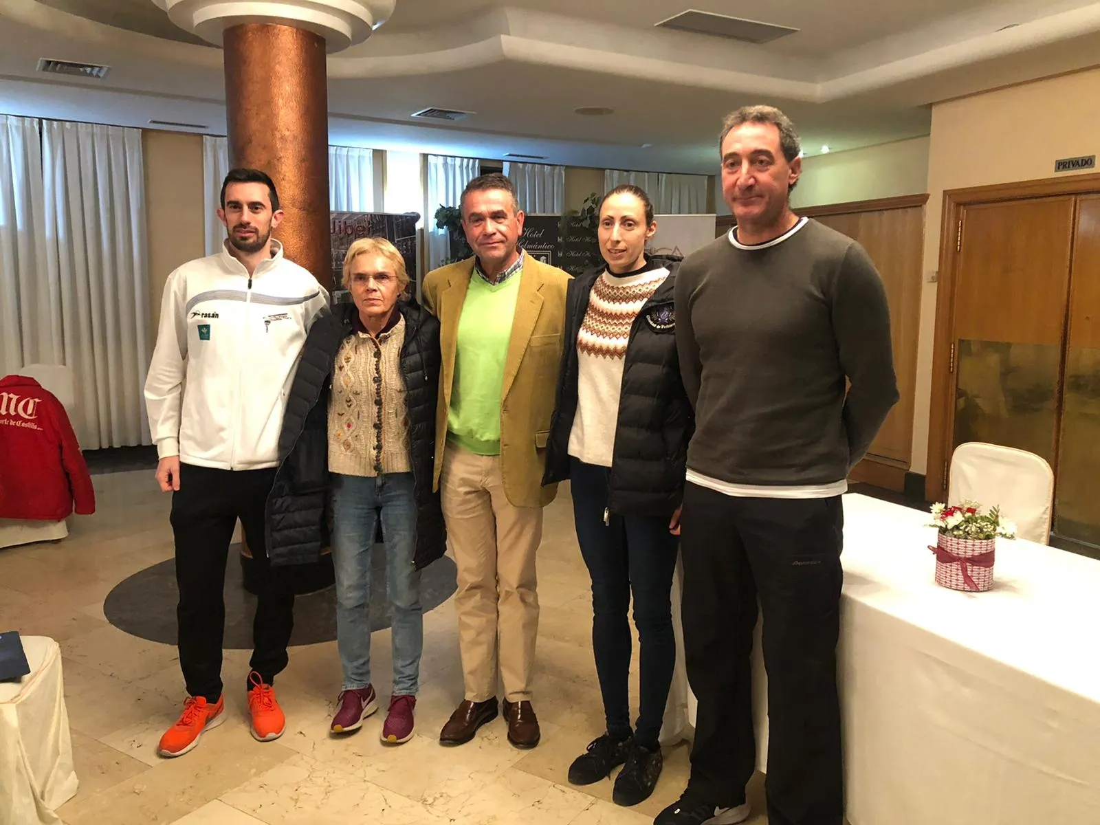 Pachi García (en el centro), en una rueda de prensa