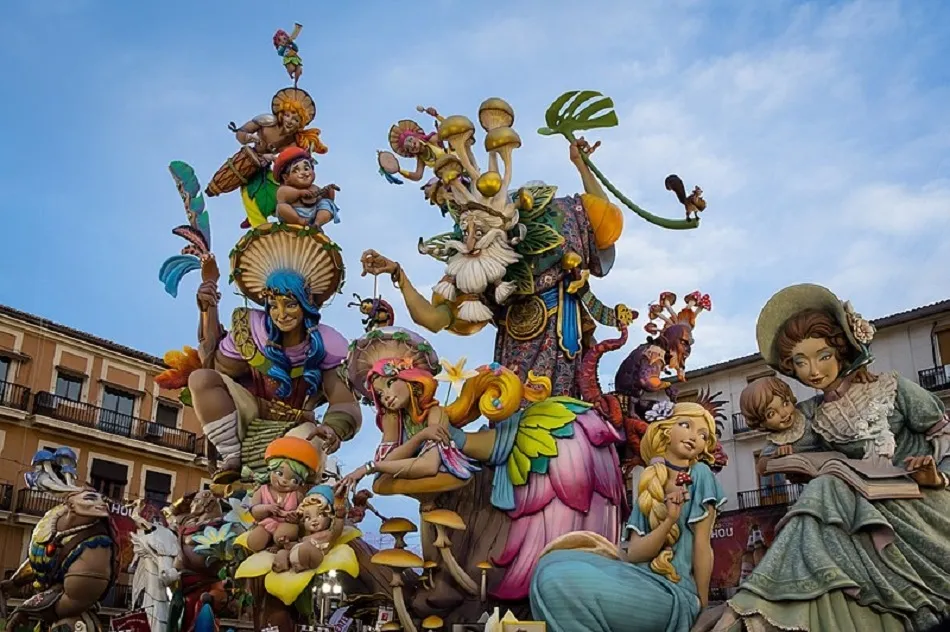 Las Fallas de Valencia y la Magdalena de Castellón, aplazadas por el coronavirus  