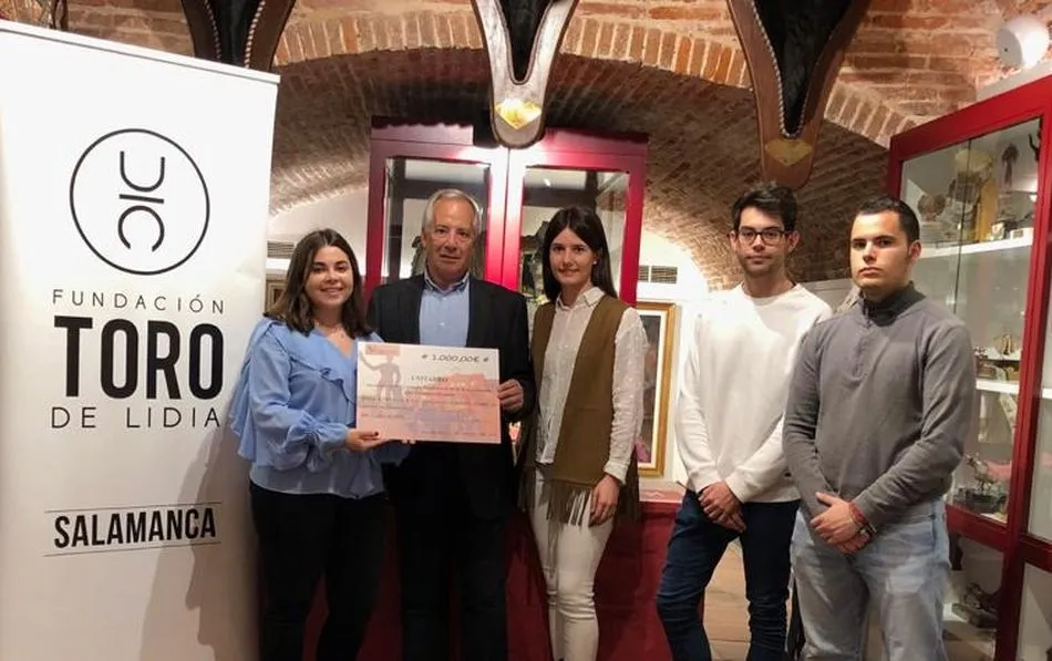 Acto de entrega del cheque a la AECC en el Museo Taurino de Salamanca