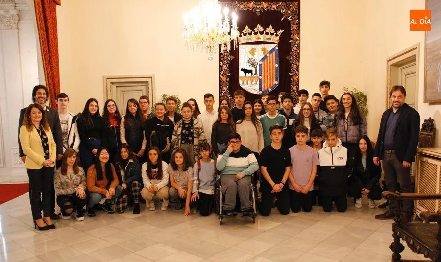 Alumnos de 3º y 4º de Educación Secundaria del Colegio La Milagrosa, en el Ayuntamiento. Foto de Íñigo Palacios
