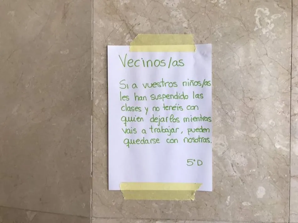 Universitarios ofrecen a familias sin recursos cuidar de sus hijos tras la suspensión de las...