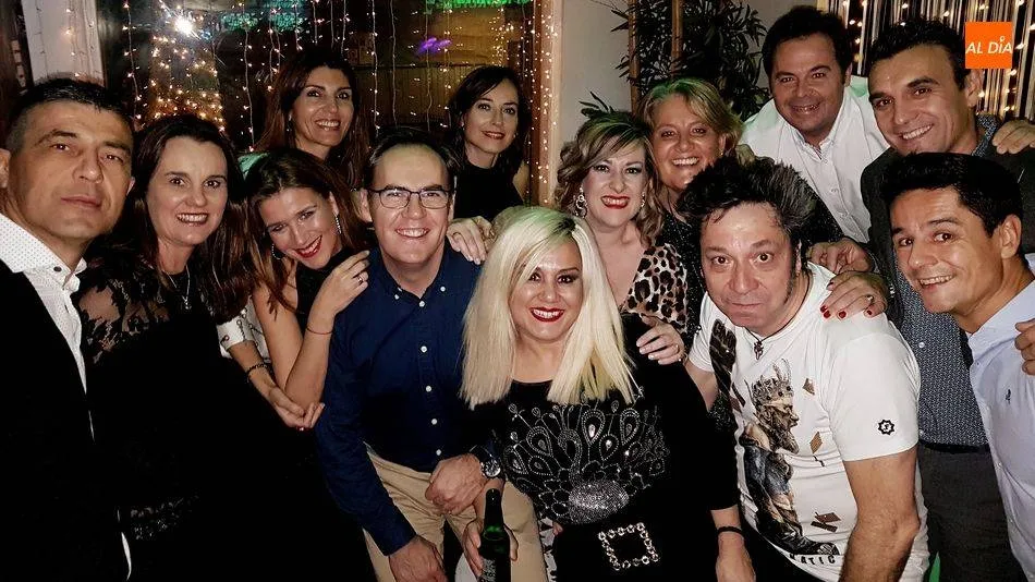 Pedro San Ricardo, dueño del Music Factory, en el centro, junto a algunos de sus clientes