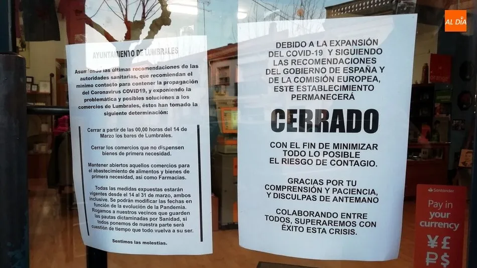 Carteles informativos colocados en las puertas de los establecimientos / E. Corredera