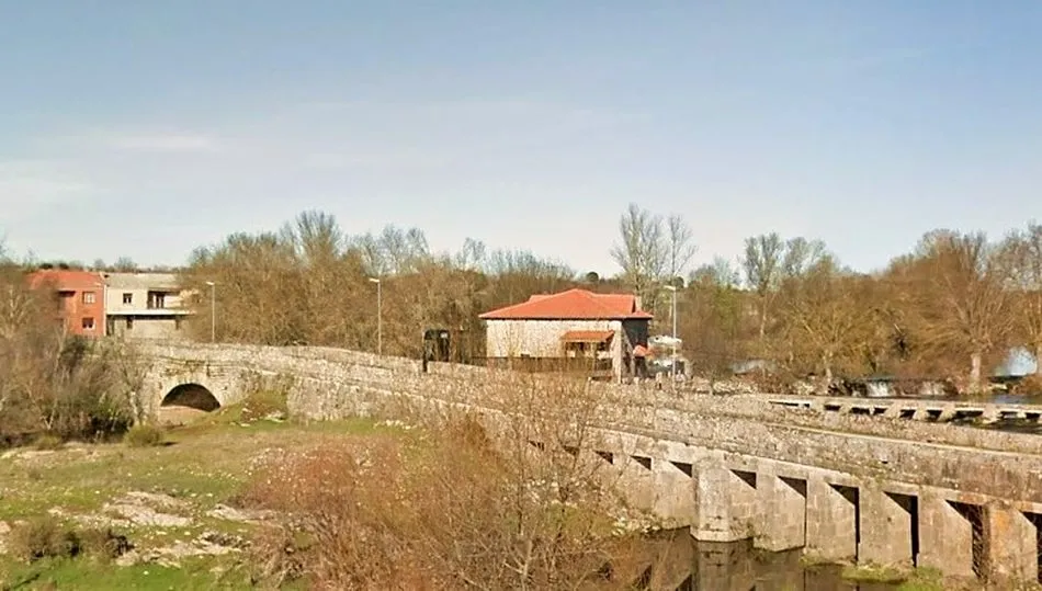 El puente de las Uces se construyó entre 1887 y 1889, para lo que se emplearon 5.443 carros de piedra